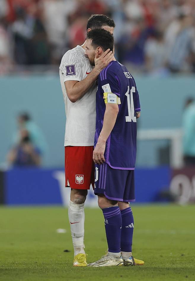 아르헨티나의 리오넬 메시(오른쪽)와 폴란드의 로베르트 레반도프스키가 1일 카타르 도하의 구칠사(974) 스타디움에서 열린 2022 월드컵 C조 조별리그 3차전 경기를 마친 뒤 인사를 나누고 있다. /EPA연합뉴스