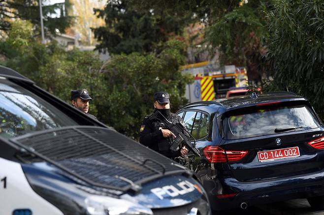 지난달 30일(현지 시각) 스페인 수도 마드리드에 있는 주 스페인 우크라이나 대사관에 편지 형태의 폭탄이 배달돼 현지 경찰이 경계근무를 서고 있다. 폭탄이 터지면서 대사관의 문서수발 직원이 부상을 입었다. /AFP 연합뉴스