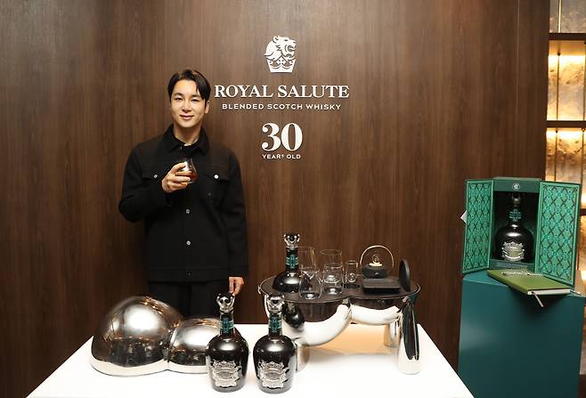 양태오 작가가 24일 서울 강남구 메종 르 서클에서 직접 제작한 로얄살루트 30년 스페셜 리추얼 키트를 소개하고 있다. /연합뉴스