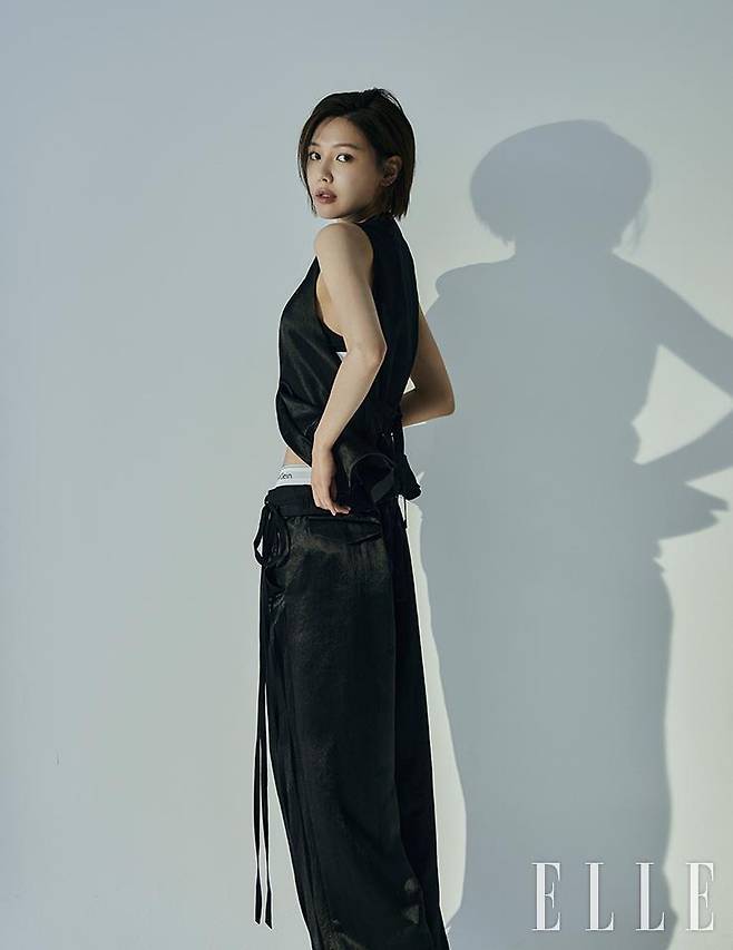 베스트와 팬츠는 모두 Ann Demeulemeester by Adekuver. 언더웨어는 Calvin Klein nderwear.