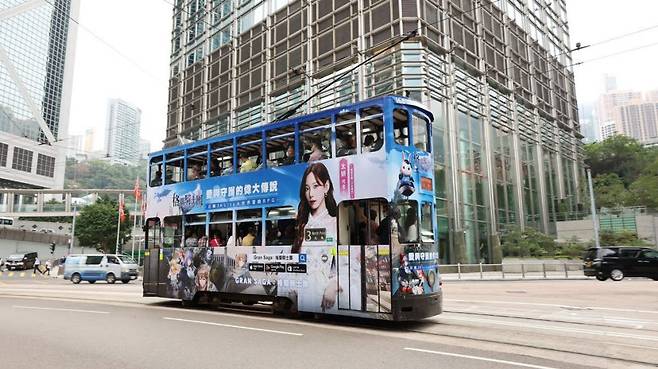 홍콩 현지에서 진행된 그랑사가 트램 랩핑 광고
