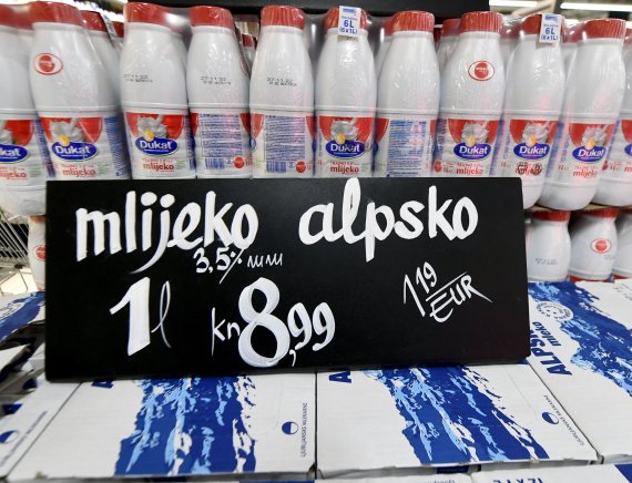 유로존의 11월 물가상승률이 17개월만에 둔화됐다고 유로스타트가 11월 30일(현지시간) 발표했다. 9월 26일 크로아티아 자그레브의 한 슈퍼마켓에 우유가 진열돼 있다. AFP연합