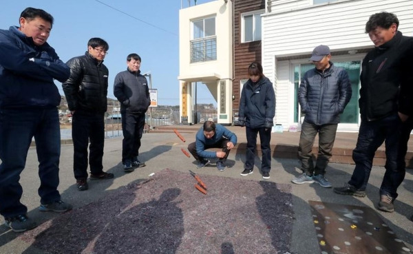 윷놀이를 즐기고 있는 모습.(출처=공공누리).