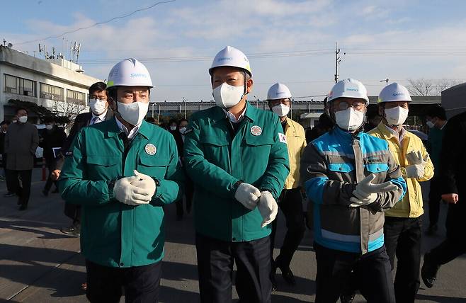 원희룡 국토교통부장관, 이상민 행정안전부 장관이 1일 오후 경기도 인천시 서해대로 삼표시멘트를 찾아 화물연대 파업 관련 현장상황을 점검하고 있다. 신소영 기자 viator@hani.co.kr