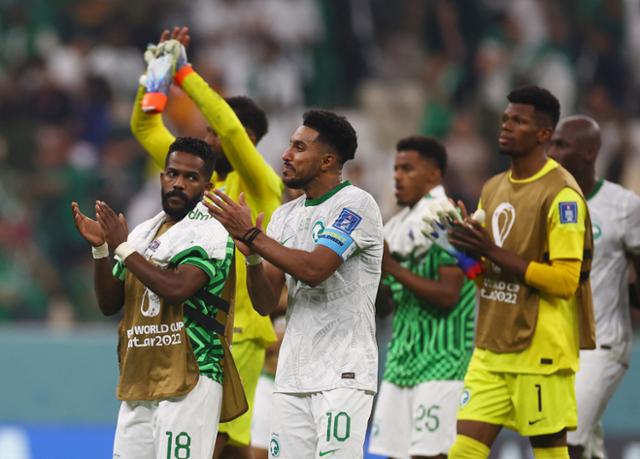 사우디아라비아 선수들이 1일 카타르 루사일의 루사일 아이코닉 스타디움에서 열린 2022 카타르 월드컵 C조 3차전에서 멕시코에 1-2로 패한 뒤 관중들에게 인사하고 있다. 루사일=로이터 연합뉴스
