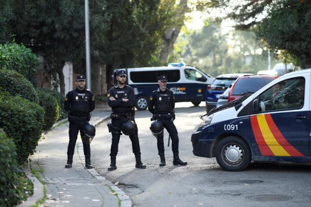 지난달 30일(현지시간) 스페인 마드리드 소재 우크라이나 대사관에 배달된 편지가 폭발해 직원 1명이 손에 경상을 입었다. AFP 연합뉴스