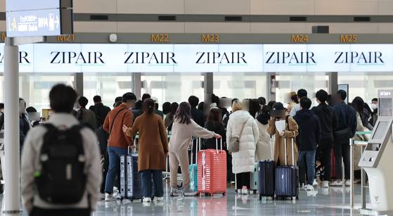 20일 인천국제공항 제1여객터미널 출국장에서 일본 도쿄 나리타 공항으로 향하는 탑승객들이 출국 수속을 하고 있다.   면세점 구매 한도가 폐지되고 21일부터 코로나19 백신을 접종한 해외 입국자의 자가격리 의무도 면제되면서 여행업계의 해외여행 상품 판매도 증가한 것으로 나타났다.