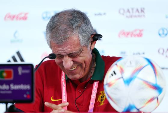 웃음보 터진 페르난두 산투스 감독   (알라이얀=연합뉴스) 김도훈 기자 = 2022 카타르 월드컵 조별리그 3차전 한국과 포르투갈의 경기를 앞둔 1일(현지시간) 포르투갈 페르난두 산투스 감독이 기자회견을 하던 중 환하게 웃고 있다. 2022.12.1   superdoo82@yna.co.kr (끝)  〈저작권자(c) 연합뉴스, 무단 전재-재배포 금지〉