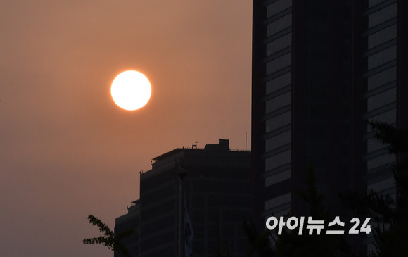 아침 해가 뜨고 있다.  [사진=김성진 기자]