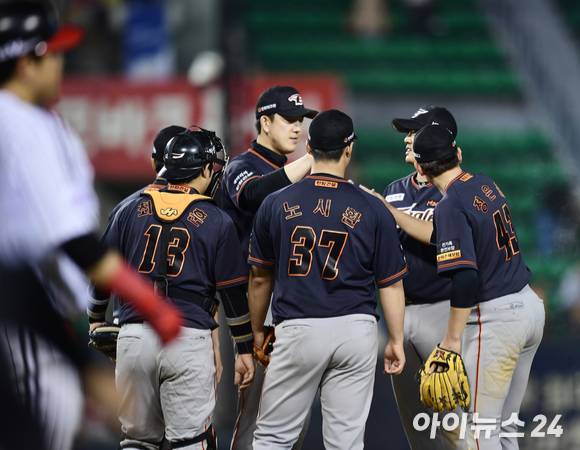 한화 이글스 선수단이 KBO리그 정규리그 경기에서 승리를 거둔 뒤 서로를 격려하고 있다. [사진=정소희 기자]