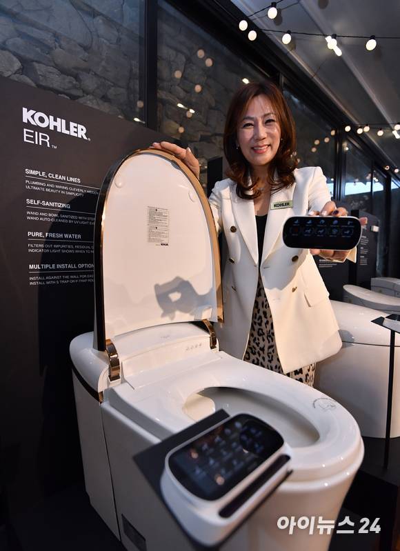 콜러코리아 세일즈 마케팅 박선영 총괄이사가 1일 청담동 더클래스청담에서 열린 신제품 런칭 행사에서 콜러 비데일체형 양변기에 대해 설명하고 있다. [사진=김성진 기자]