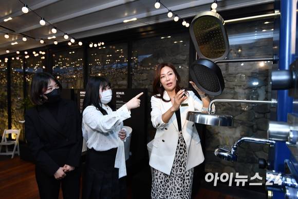 콜러코리아 세일즈 마케팅 박선영 총괄이사가 1일 청담동 더클래스청담에서 열린 신제품 런칭 행사에서 '스테이트먼트&앤썸' 샤워링 컬렉션에 대해 설명하고 있다. [사진=김성진 기자]