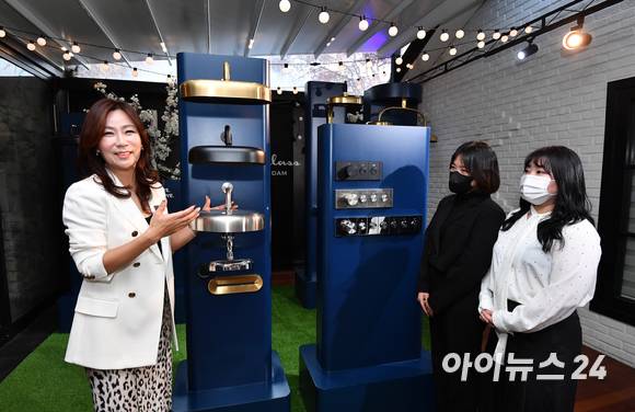 콜러코리아 세일즈 마케팅 박선영 총괄이사가 1일 청담동 더클래스청담에서 열린 신제품 런칭 행사에서 '스테이트먼트&앤썸' 샤워링 컬렉션에 대해 설명하고 있다. [사진=김성진 기자]