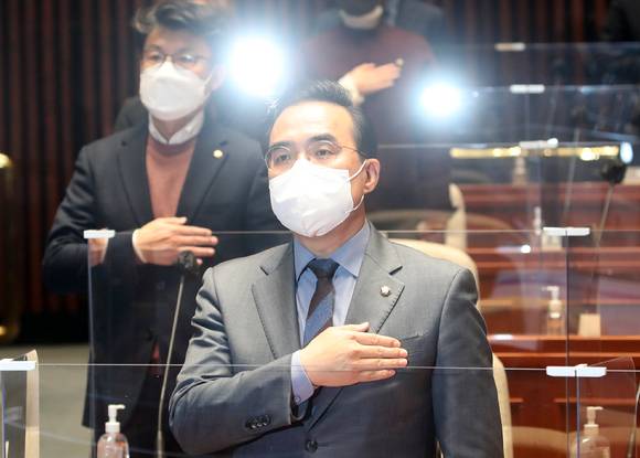 박홍근 더불어민주당 원내대표가 1일 오후 서울 여의도 국회 본관 예결위회의장에서 열린 의원총회에서 국민의례를 하고 있다. [사진=뉴시스]