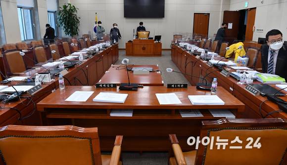 11월 30일 오전 서울 여의도 국회에서 기획재정위원회 조세소위원회가 의원들의 불참으로 열리지 않고 있다. [사진=김성진 기자]