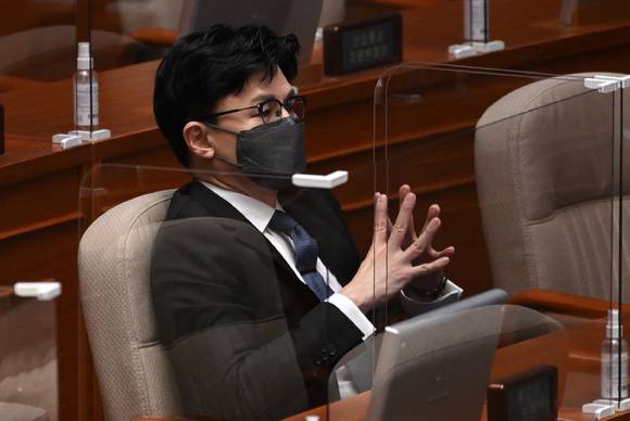 한동훈 법무부 장관이 24일 오후 서울 여의도 국회에서 열린 본회의에 생각에 잠겨 있다. [사진=김성진 기자]