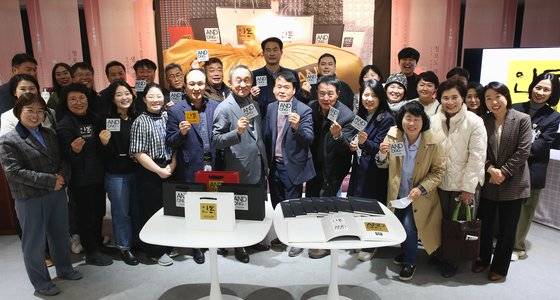 11월 23일 안동시 관광커뮤니티센터에서 새 안동 브랜드 전시회 개막식이 열렸다. 개막식에 참석한 강우현 대표(앞줄 왼쪽에서 여섯 번째)와 안동시청, 한국정신문화재단 직원, 안동 관광기업 관계자들.