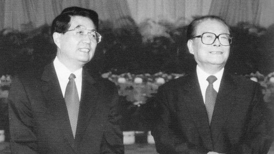 지난 2002년 11월 14일 중국공산당 제16차 전국대표대회 폐막식에서 새로 선출된 후진타오 총서기 옆에 서 있는 장쩌민 전 총서기(오른쪽). 사진=『장쩌민전』(상하이역문출판사)