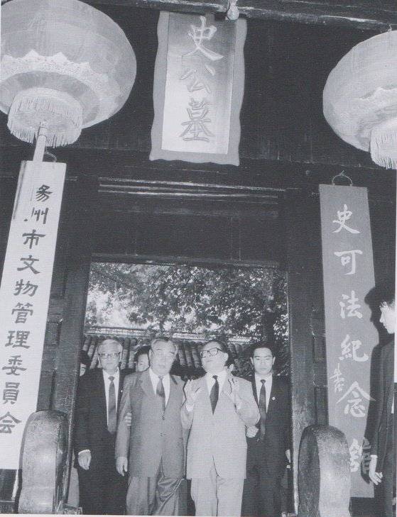 지난 1991년 10월 12일 장쩌민 전 중국 국가주석과 김일성 주석은 장쩌민의 고향인 장쑤성 양저우의 스커파(史可法) 기념관을 방문했다. 사진=『장쩌민전』(상하이역문출판사)