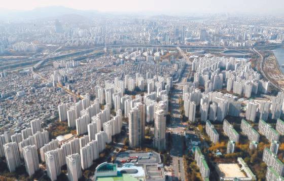 서울 송파구 롯데월드타워 전망대 서울스카이에서 바라본 아파트 단지 모습. 뉴스1