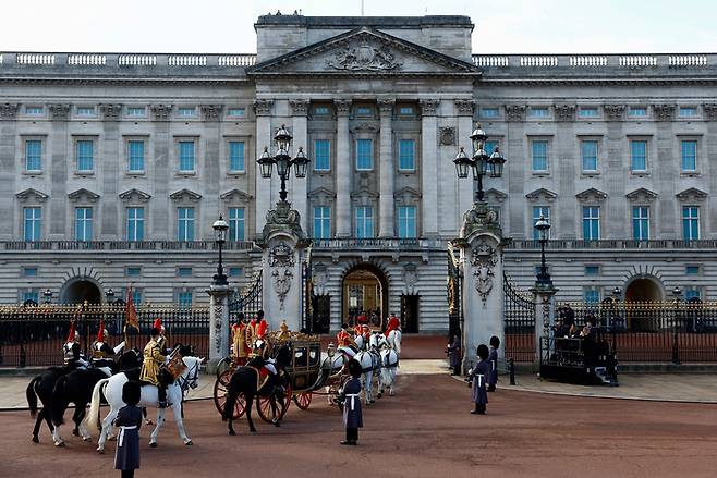 영국 국왕 찰스 3세, 카밀라 왕비와 시릴 라마포사 남아프리카공화국 대통령을 태운 마차가 지난달 22일(현지시간) 영국 런던 버킹엄궁으로 들어오고 있다. AP연합뉴스
