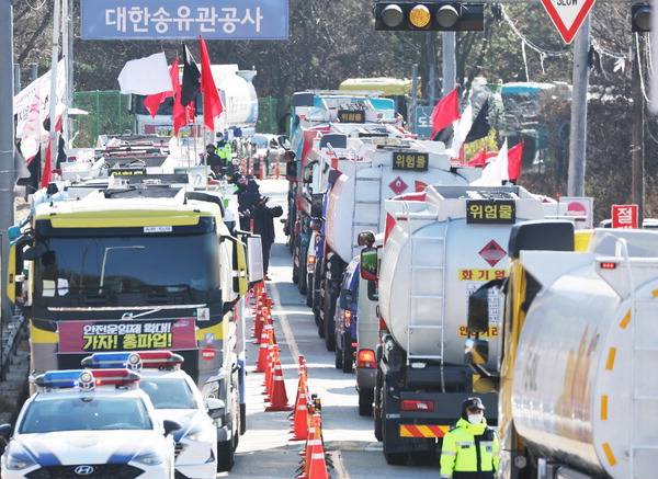 지난 30일 경기도 성남시 분당구 대한송유관공사 서울지사 앞 도로에 파업 참여로 멈춰 선 유조차 옆으로 유조차가 오가고 있다. 연합뉴스