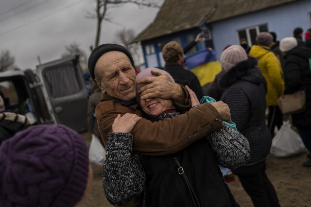 러시아에 점령 중이던 우크라이나 남부 헤르손지역이 우크라이나 진격에 의해 해방되자 지역 주민이 서로를 부둥켜 안고 있다. AP연합뉴스