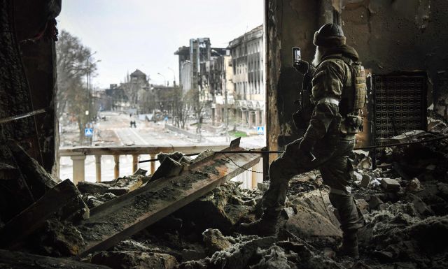 러시아 정찰대 소속 군인이 우크라이나 마리우폴 극장을 수색하고 있다. AFP연합뉴스