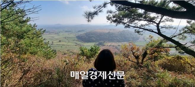 제주시 세화리에 위치한 다랑쉬오름에서 바라본 아끈다랑쉬오름 / 사진=홍지연 여행+ 기자