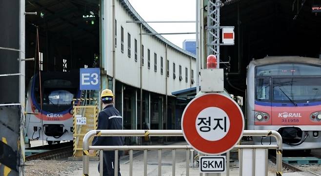 철도노조가 2일 파업을 예고한 가운데 1일 서울 구로차량사업소 정비고에 전동차가 입고돼 있다. [사진 = 연합뉴스]