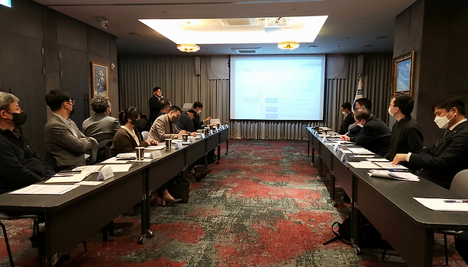 런트뱅크 전문가로 활동 중인 조준일 전 LG경제연구원 수석연구위원이 11월 29일 서울 강남구 호텔인나인에 서 개최한 한국중견기업연합회 ‘중견기업 신사업 진출 간담회’에서 중견기업 참석자들을 대상으로 주제 발표를 하고 있다. (사진 제공 = 탤런트뱅크)