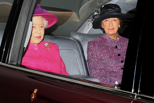 지난 2011년 고 엘리자베스 여왕(왼쪽)과 함께 차량에 탑승해 행사장으로 이동하고 있는 수전 허시. AP·연합뉴스