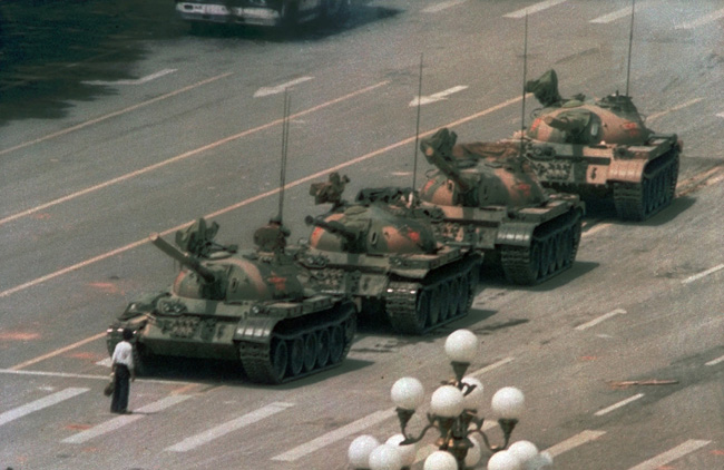 AP통신 사진기자 제프 와이드너가 찍은 사진으로, 지난 1989년 6월5일 중국 베이징 중심 창안제에서 한 남성이 맨몸으로 중국군 탱크들을 막아섰던 모습. 탱크맨이라는 별명이 생긴 이 남성은 ‘톈안먼 사태’, 총칼을 향한 외로운 저항의 상징으로 전 세계적으로 널리 알려졌다. AP·뉴시스