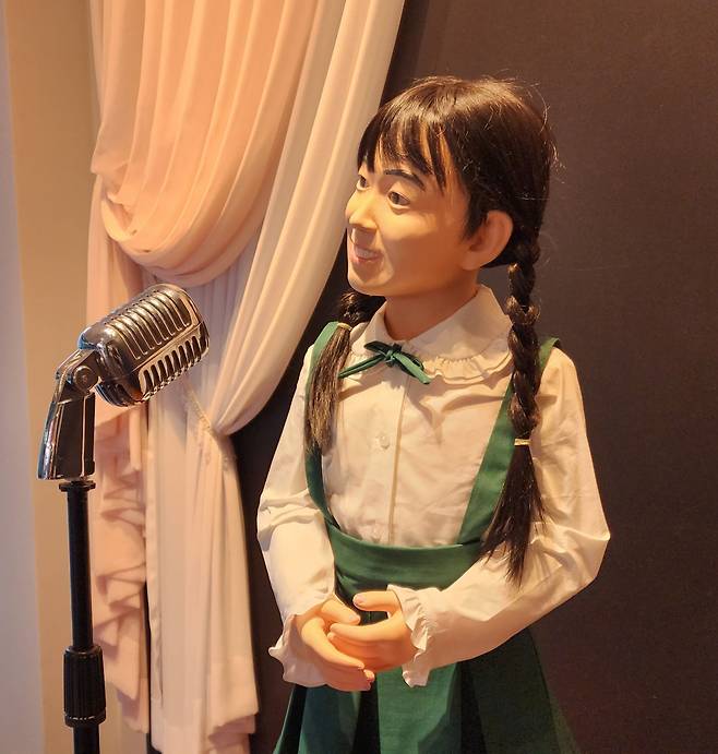 하춘화 가수가 어릴 적 노래부르는 모습을 형상화한 밀랍인형은 기찬랜드 내 트로트가요센터에 있다.