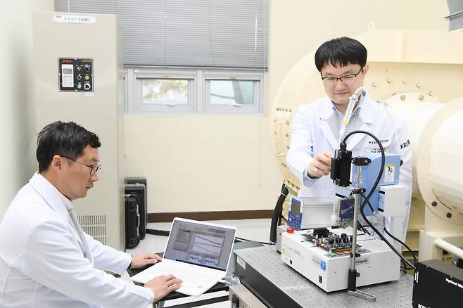 연구진이 비접촉식 유량측정센서의 측정값을 검증하고 있다.[한국표준과학연구원 제공]