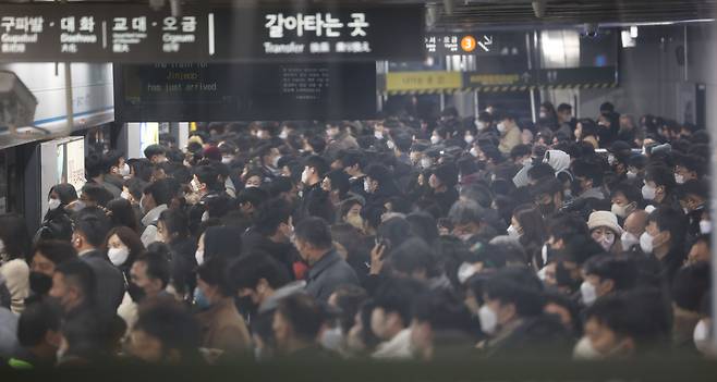 전국철도노동조합이 예고한 파업일을 하루 앞둔 1일 오후 서울 지하철 3·4호선 충무로역 승강장에서 퇴근길 시민들이 지하철을 기다리고 있다. [연합]