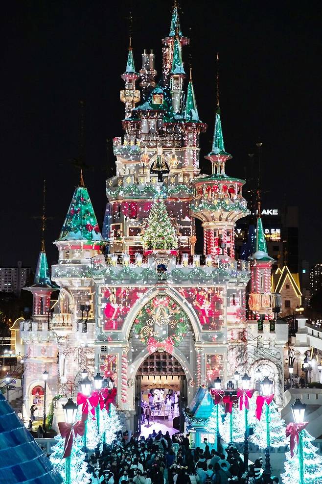 석촌호수 밤하늘을 화려하게 수놓는 롯데월드의 매직캐슬