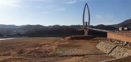 전북 임실군 옥정호 출렁다리 인근이 가뭄에 메말라 있다.