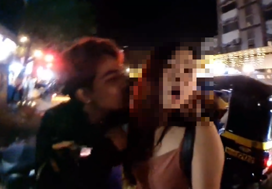 인도 뭄바이에서 인터넷 방송을 하던 한국인 여성을 성추행한 남성 2명이 경찰에 체포됐다고 1일(현지시간) 현지 언론이 보도했다. 사진은 오토바이 탑승을 거절하는 여성에게 다가가 입맞춤을 시도하는 남성의 모습(일부 모자이크 처리함). 트위터 캡처