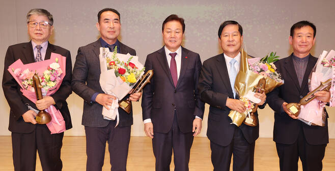 박완수 경남지사(왼쪽에서 세번째)가 제61회 경남문화상 수상자들과 기념사진을 찍고 있다.