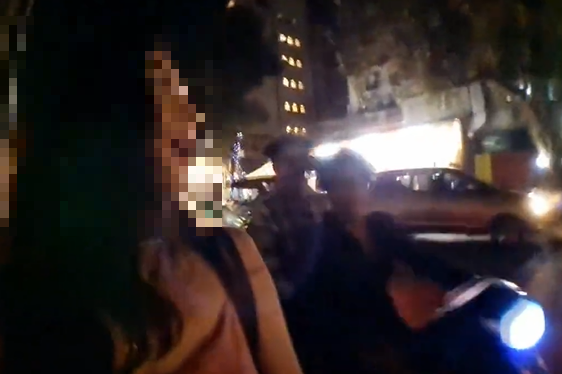 인도 뭄바이에서 인터넷 방송을 하던 한국인 여성을 성추행한 남성 2명이 경찰에 체포됐다고 1일(현지시간) 현지 언론이 보도했다. 사진은 오토바이 탑승을 거절하고 자리를 벗어난 여성을 계속 따라가는 남성들의 모습(일부 모자이크 처리함). 트위터 캡처