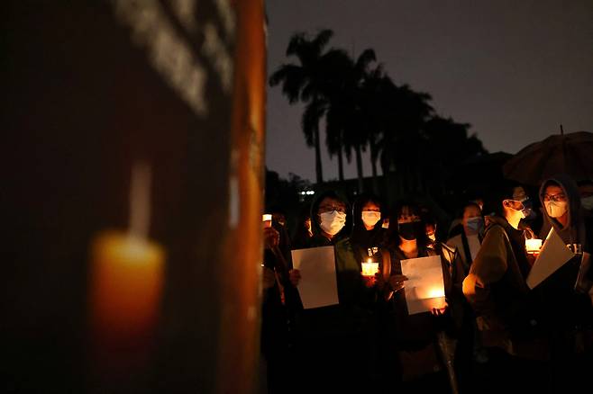 2022년 11월30일(현지 시각) 대만대학교에서 중국 내 시위를 지지하기 위한 촛불집회가 열리고 있다. ⓒ로이터=연합