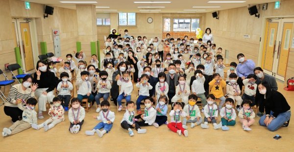 김은일 전남대 부총장이 최근 전남대학교 어린이집에 재원 중인 어린이 95명을 이달의 전남대인으로 선정하고, 단체 표창과 함께 이들 모두에게 황금 메달을 수여했다. 사진제공 | 전남대학교