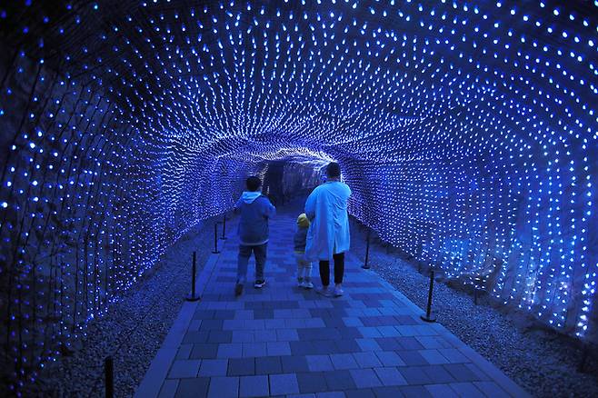 경기도 광명, 빛의 공간을 걷는 가족들. 사진제공|문일식