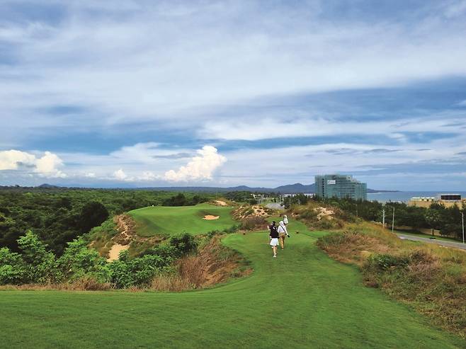 더 블러프 호짬 스트립은 자연 지형을 최대한 살린, 전형적인 링크스 코스다