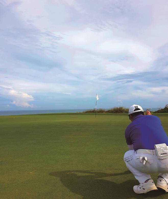 더 블러프 호짬 스트립은 그린 스피드를 10~10.5 로 유지하고 있다