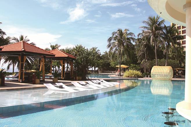 홀리데이 인 리조트의 야외 수영장 풍경