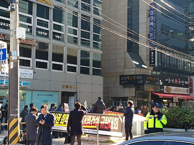 경기 남양주 평내동(평내4지구)에 거주해 온 한센인 40여명이 지난 2019년 11월 서울 삼성동 대명종합건설 본사 앞에서 삶의 터전을 돌려달라며 시위를 벌이고 있다.