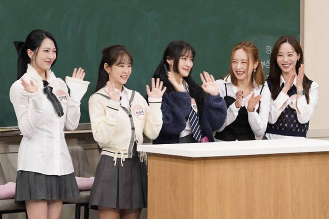 왼쪽부터 강지영, 한승연, 박규리, 니콜, 허영지(사진=JTBC ‘아는 형님’)