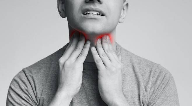 인후통은 세균성 질환이나 바이러스 감염이 원인인 경우도 있다. 목이 아플 때 지켜봐야 하는 증상에는 어떤 것들이 있는지 살펴본다. [사진=게티이미지뱅크]